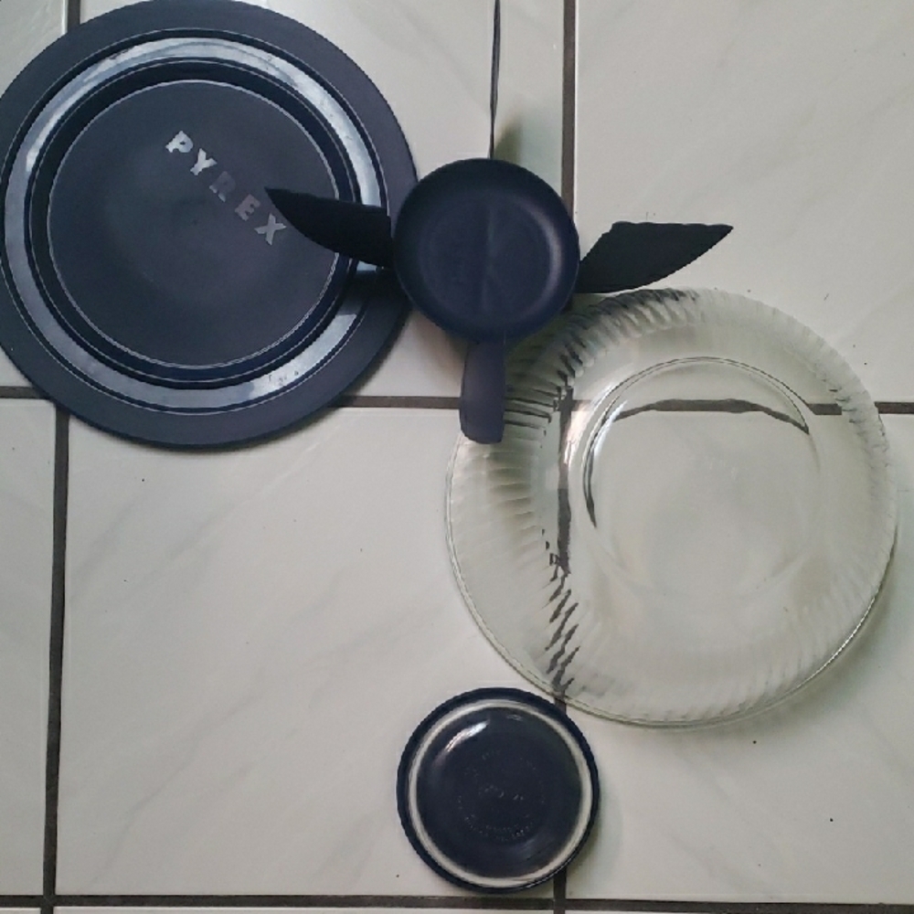 Vintage "Pyrex" mixing/serving bowl, divider, dark blue lids set - Picture 7 of 7
